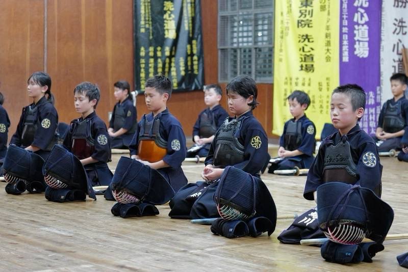 面を前に置いて正座する少年剣士たち